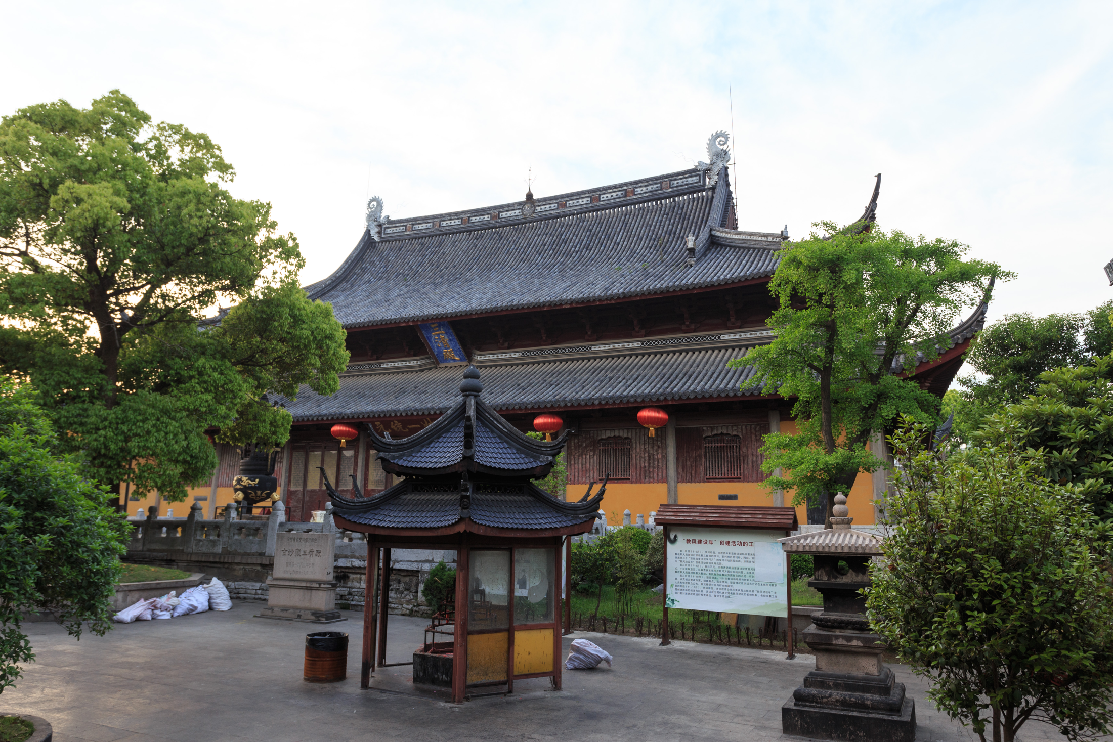 Temple landscape illustrating the tradition’s cultural setting; not a performance photograph.