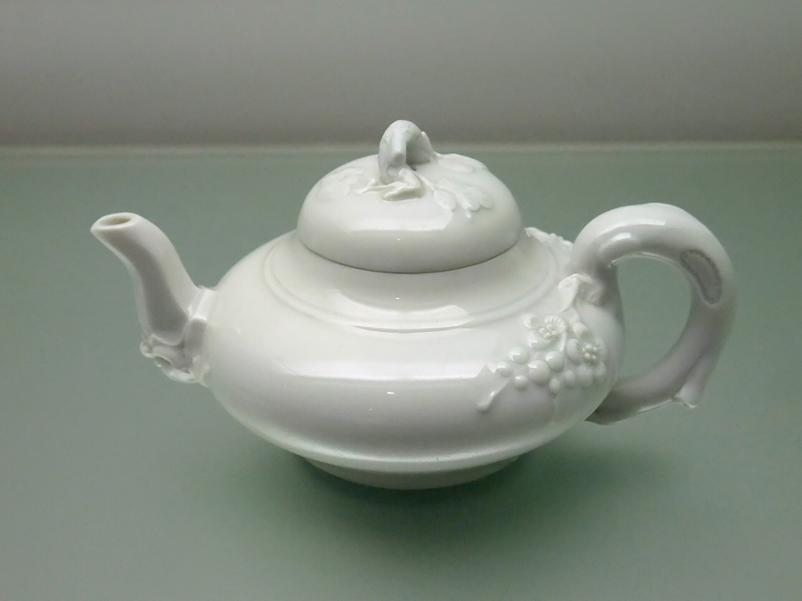 White Dehua porcelain teapot · Hong Kong Museum of Art