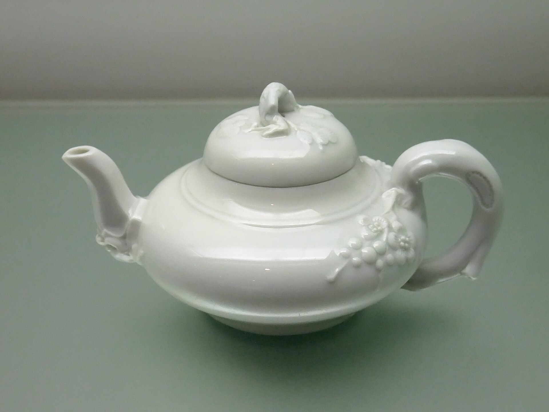 White Dehua porcelain teapot · Hong Kong Museum of Art