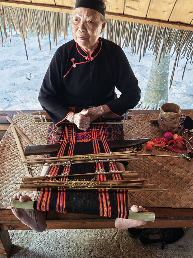 Li textile weaving in Baoting, Hainan