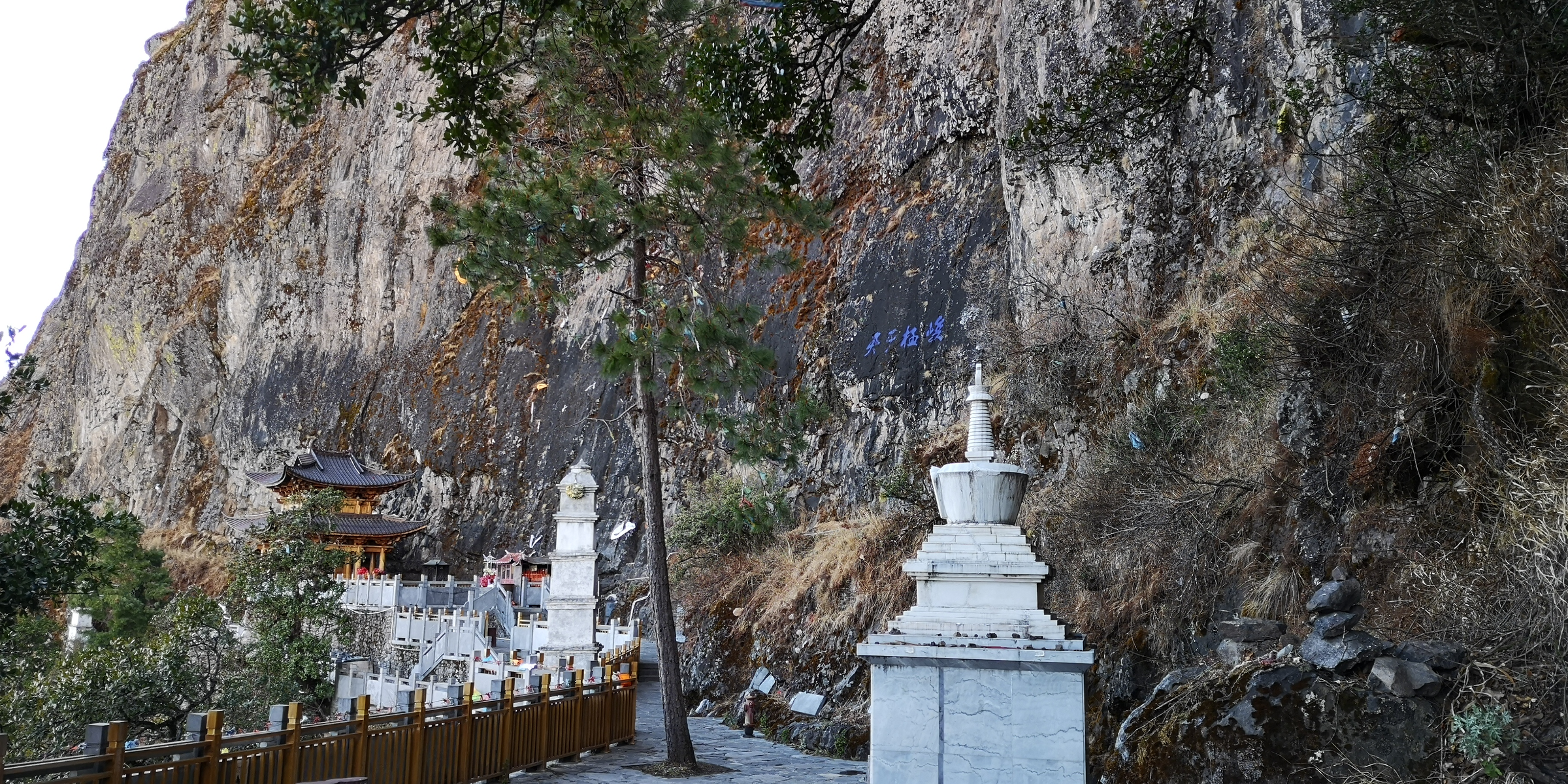 Natural stone cliff at Huashou Gate with Prince Pavilion and white stupas on Jizu Shan