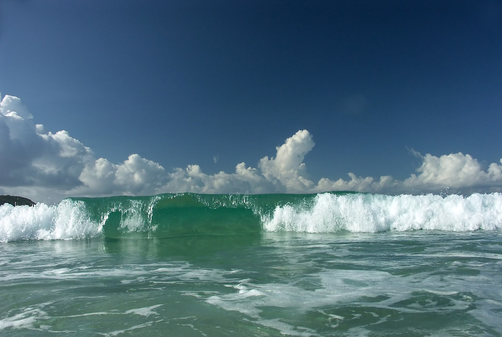 Waves on the Yalong Bay shore · Sanya